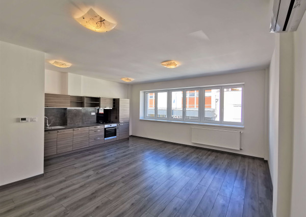 Na prenájom 2-izbový byt s balkónom v centre mesta Nové Zámky