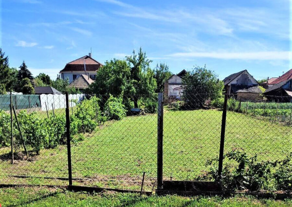 Na predaj veľký stavebný pozemok v obci Komoča