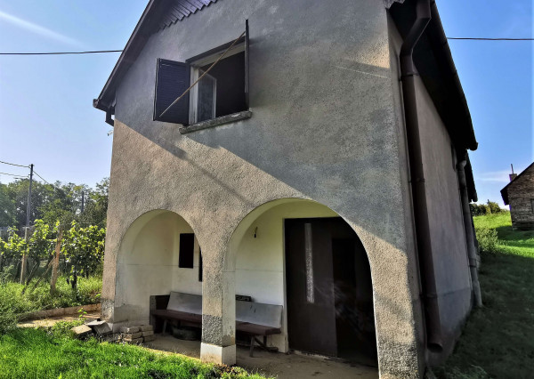 IBA U NÁS - Na predaj poschodová murovaná chata v obci Modrany