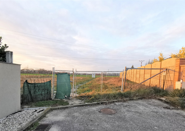 NA predaj veľký rovinatý, slnečný stavebný pozemok v Nových Zámkoch