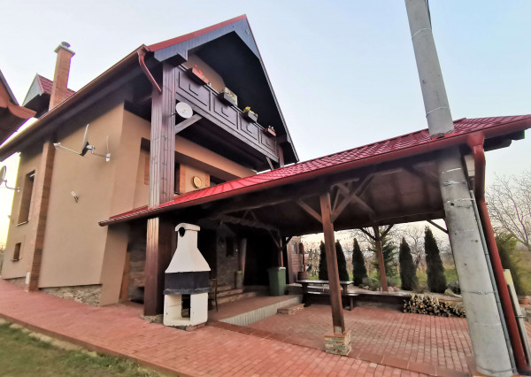 Na prenájom moderná poschodová chata v obci Čaka