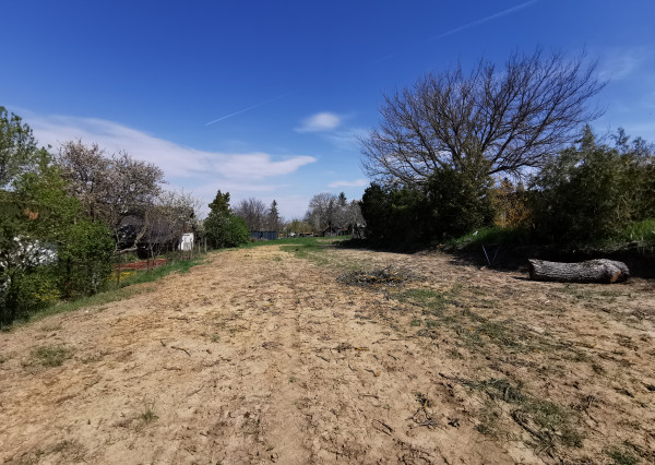 Znížená cena ! Na predaj vyčistený stavebný pozemok v obci Čechy