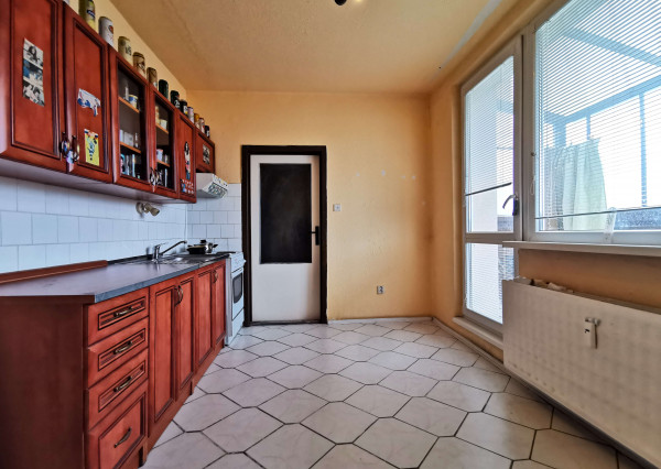 Rezervovaný  - predaj čiastočne zrekonštruovaný 3-izbový byt v Nových Zámkoch