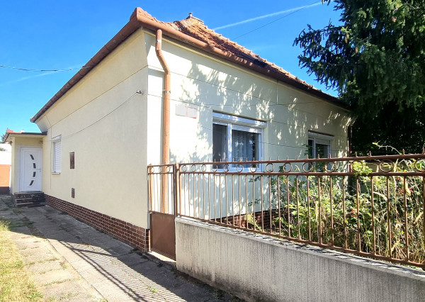 Na predaj tehlový 3-izbový priestranný  rodinný dom v Nových Zámkoch