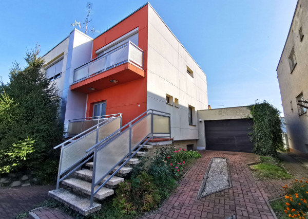 Na predaj poschodový 7-izbový rodinný dom v meste Nové Zámky