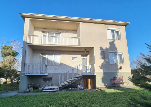 Na predaj priestranný rodinný dom s garážou v obci Hul