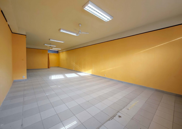 Na prenájom obchodný priestor v centre mesta v Nových Zámkoch