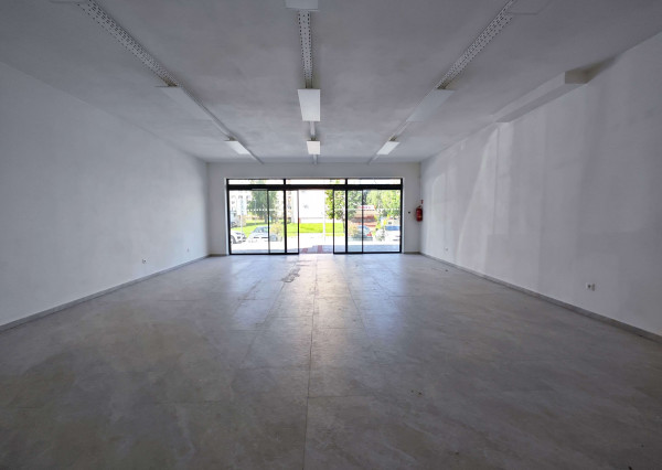 Na prenájom priestranný obchodný priestor v Nových Zámkoch