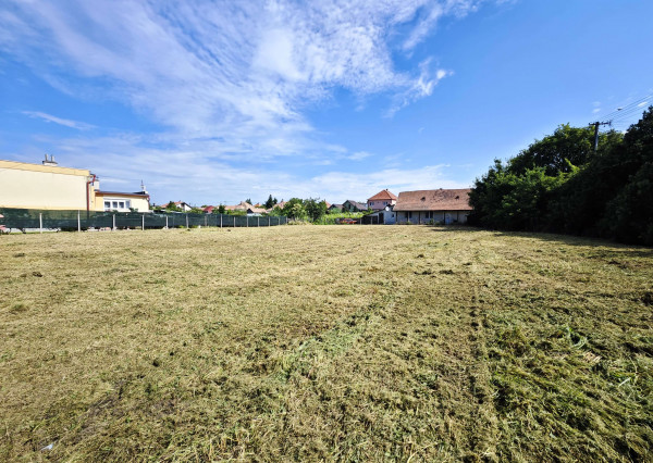 Na predaj stavebný pozemok pri centre v obci Dvory nad Žitavou