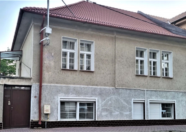 Na predaj tehlový dvojgeneračný rodinný dom so zastrešenou terasou v Nových Zámkoch