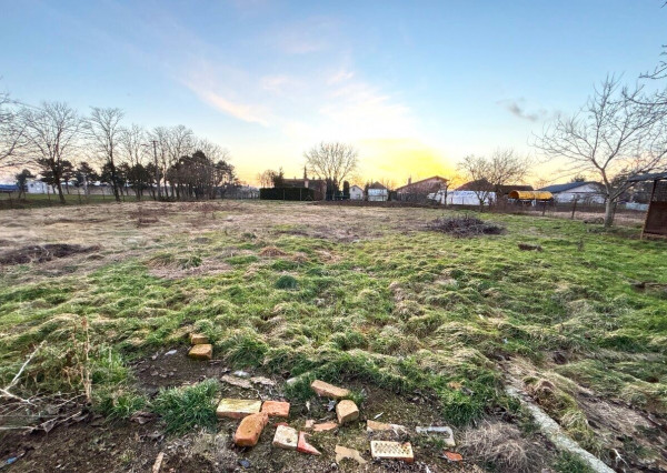 Na predaj stavebný pozemok v obci Semerovo