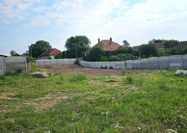 Na predaj stavebný pozemok v obci Semerovo