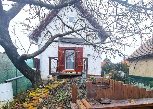 Na predaj dvojpodlažná chata s nádhernou vinnou pivničkou v obci Svätý Peter