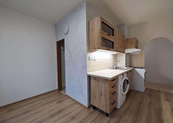 Na prenájom velký 2-izbový byt s balkónom v Nových Zámkoch