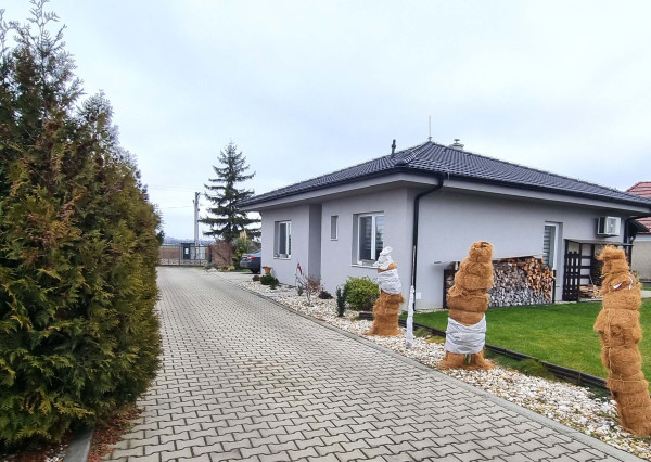 Na predaj nádherný 3-izbový dom so zastrešenou terasou v obci Dvory nad Žitavou