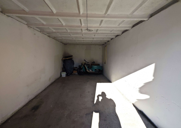 Na prenájom garáž neďaleko stanice v Nových Zámkoch