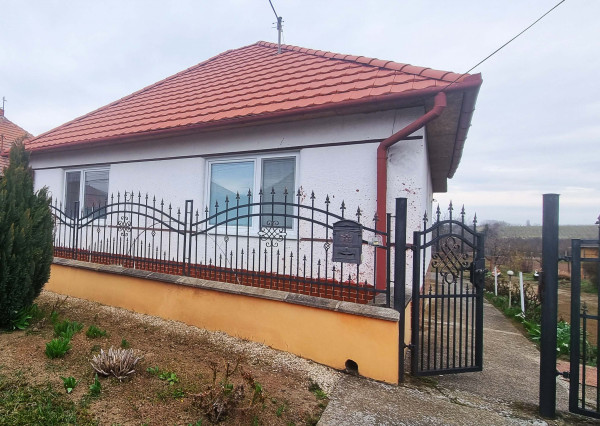 Na predaj 4-izbový rodinný dom v obci Gbelce