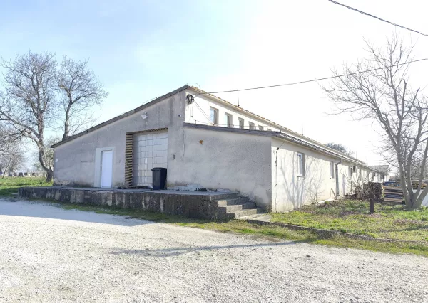 Na predaj objekt / výrobná hala / sklad v obci Svodín