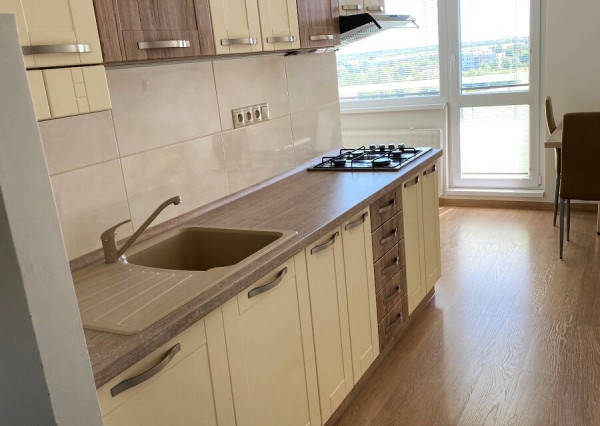 Na prenájom zariadený 2-izbový byt s veľkým balkónom v Nových Zámkoch