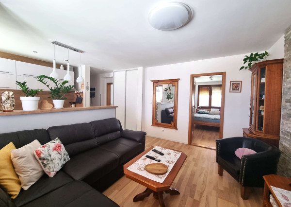 Na predaj moderne zrekonštruovaný 3-izbový byt so záhradou a garážou v meste Nové Zámky