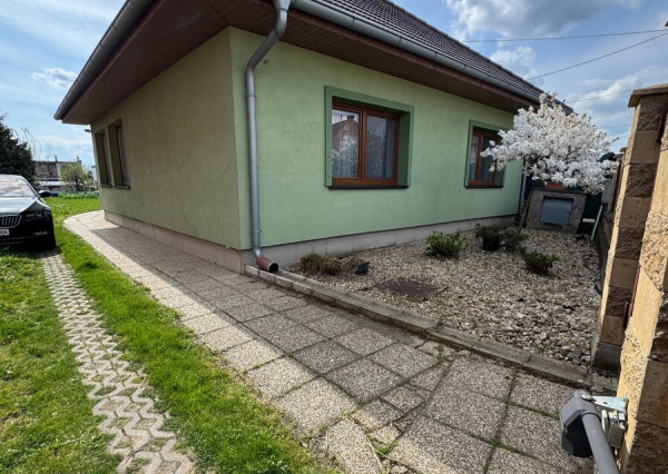 Na predaj 4-izbový rodinný dom v obci Dvory nad Žitavou