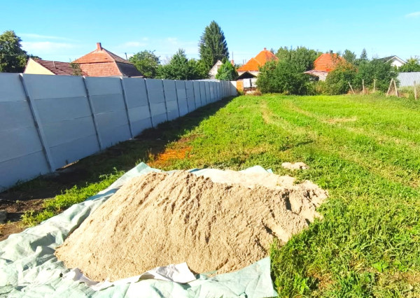 Na predaj stavebný  pozemok v obci Nesvady