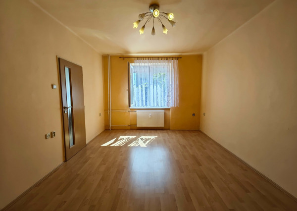 Na predaj 2-izbový tehlový byt v centre mesta Nových Zámkov