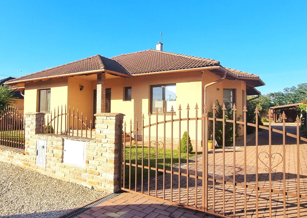 Na predaj 4-izbový rodinný dom s garážou a zimnou záhradou v obci Bajč