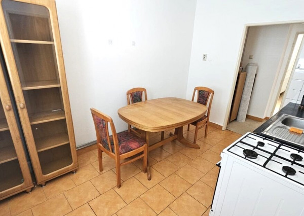 Na prenájom tehlový 3-izbový byt s balkónom priamo v centre mesta Nové Zámky