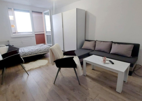 Na prenájom 1-izbový byt s balkónom v Nových Zámkoch