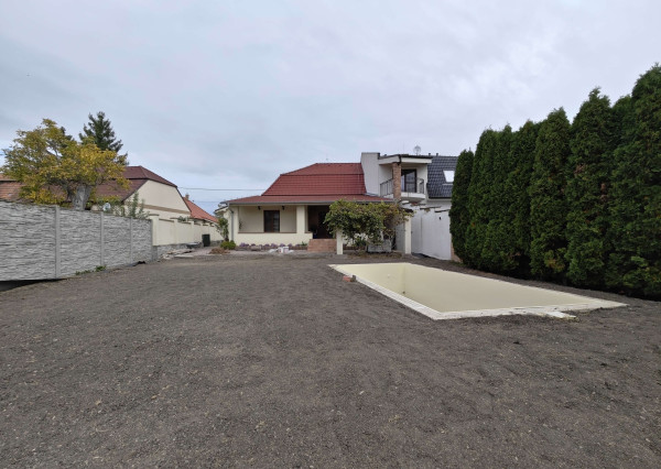 EXKLUZÍVNE - Na prenájom 4-izbový rodinný dom v Nových Zámkoch