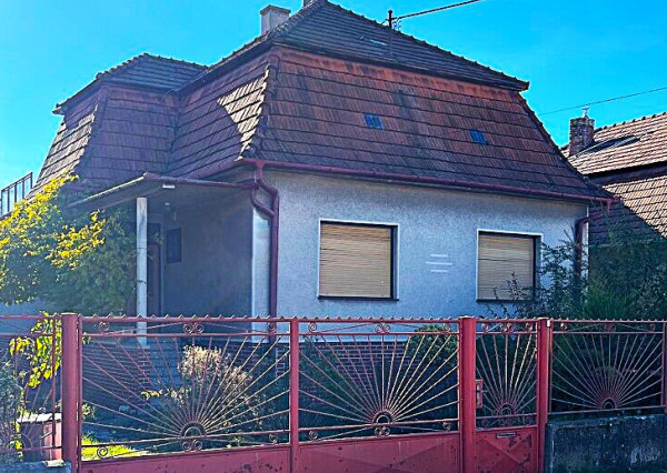 Na predaj tehlový 4-izbový rodinný dom v obci Bánov