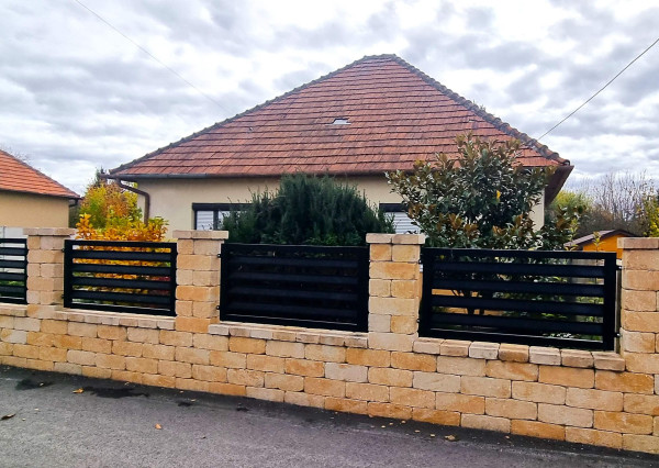 Výhradne - Na predaj tehlový 4-izbový rodinný dom v obci Komjatice, 3D prehliadka