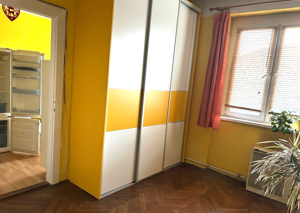 Na prenájom kompletne zariadený veľký 1-izbový byt s balkónom v meste Nové Zámky