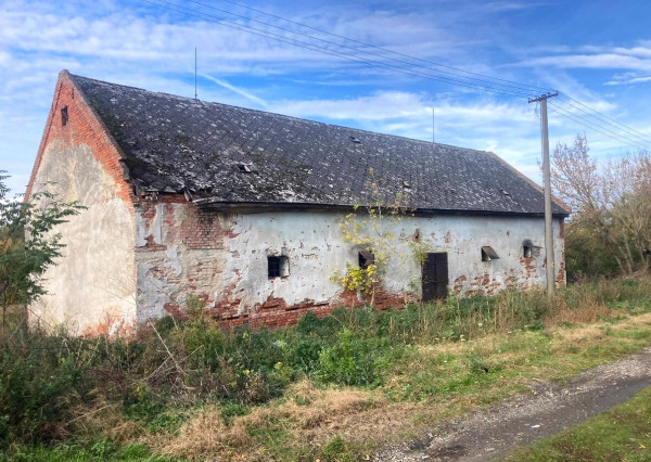 Na predaj orná pôda s hospodárskym skladom pri obci Bardoňovo