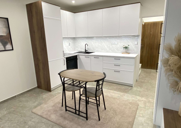 Na prenájom moderne zrekonštruovaný 1-izbový byt s balkónom v Nových Zámkoch