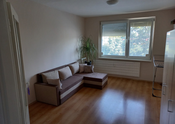 Na prenájom 2-izbový byt s balkónom v Nových Zámkoch