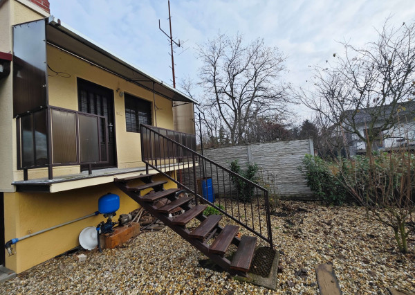 EXKLUZÍVNE - Na predaj murovaná chata so záhradou v Nových Zámkoch - Tekvičné pole