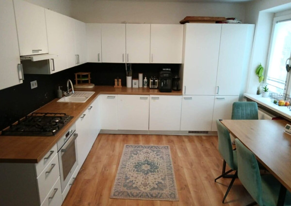 Na predaj zrekonštruovaný 2-izbový tehlový byt s balkónom v Nových Zámkoch