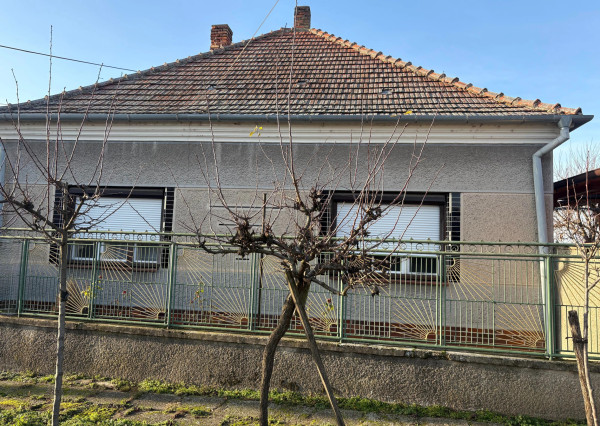 Na predaj 4-izbový rodinný dom v obci Dvory nad Žitavou