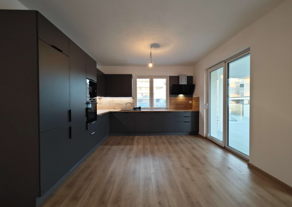 Na prenájom krásny 3-izbový byt s terasou v Nových Zámkoch