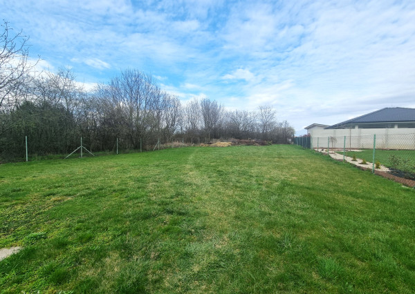 Exkluzívne - Na predaj slnečný stavebný pozemok v meste Šurany - časť Kostolný Sek