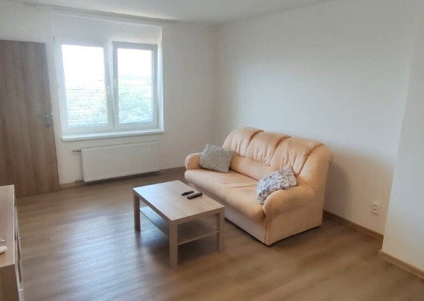 Na prenájom prerobený 1-izbový byt v Nových Zámkoch