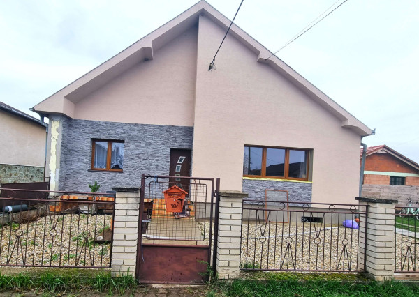 Na predaj dvojgeneračný 6-izbový rodinný dom v obci Hul
