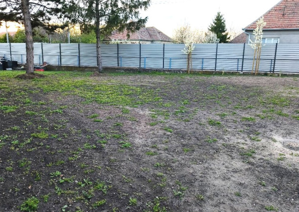 Na predaj slnečný stavebný pozemok v meste Nesvady