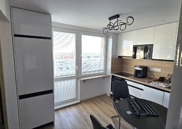 Na prenájom kompletne zariadený 1-izbový byt s dvoma loggiami v meste Nové Zámky