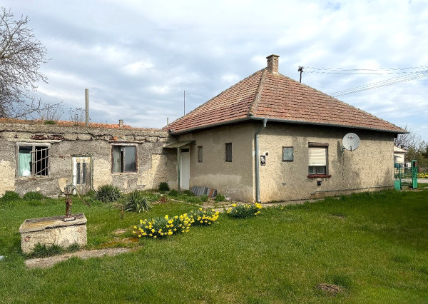 Na predaj rodinný dom s rozsiahlym pozemkom v obci Jatov