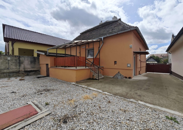 IBA U NÁS - Na predaj rodinný dom na hlavnom ťahu v meste Šurany