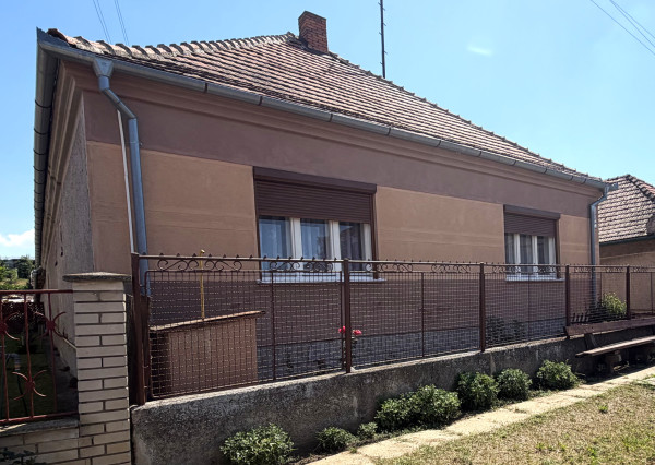 Na predaj 5-izbový tehlový rodinný dom v obci Strekov