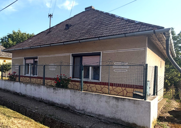 Na predaj 2-izbový rodinný dom s letnou kuchyňou v obci Svodín
